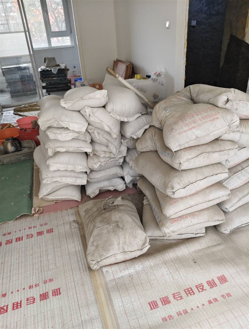 砸墙上料老房子拆除人工背沙子水泥瓷砖